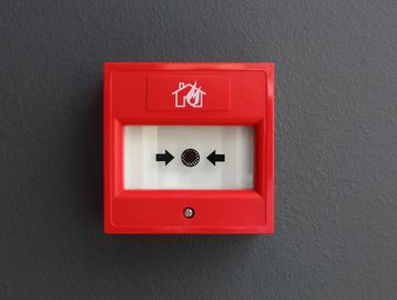 Kırmızı yangın alarm düğmesi.