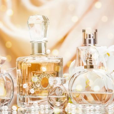 Plusieurs flacons de parfums pour faire jolie