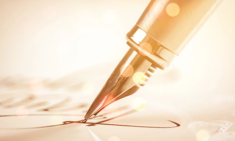 Signing a signature with a fountain pen