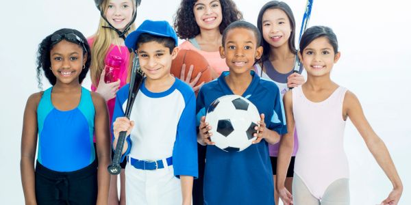 Groupe d'enfants avec différents équipements sportifs.