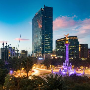 Vista nocturna del Ángel de la Independencia en Ciudad de México.