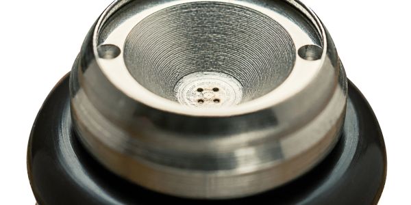 Lỗ nhỏ ở trung tâm thiết bị kim loại tròn.
