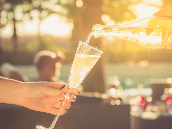 Brindis con champán al atardecer.