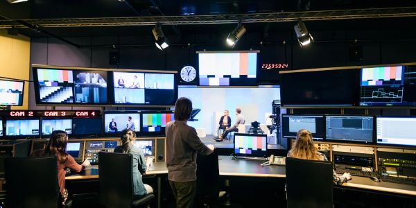 Équipe de production dans une régie télévisuelle.