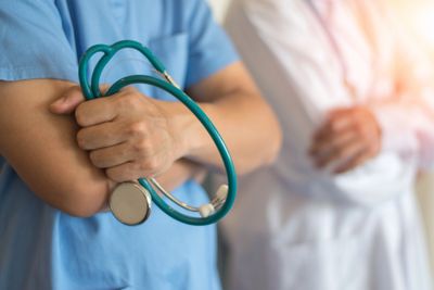 uma foto de um anestesista cuidando da segurança e bem estar do paciente