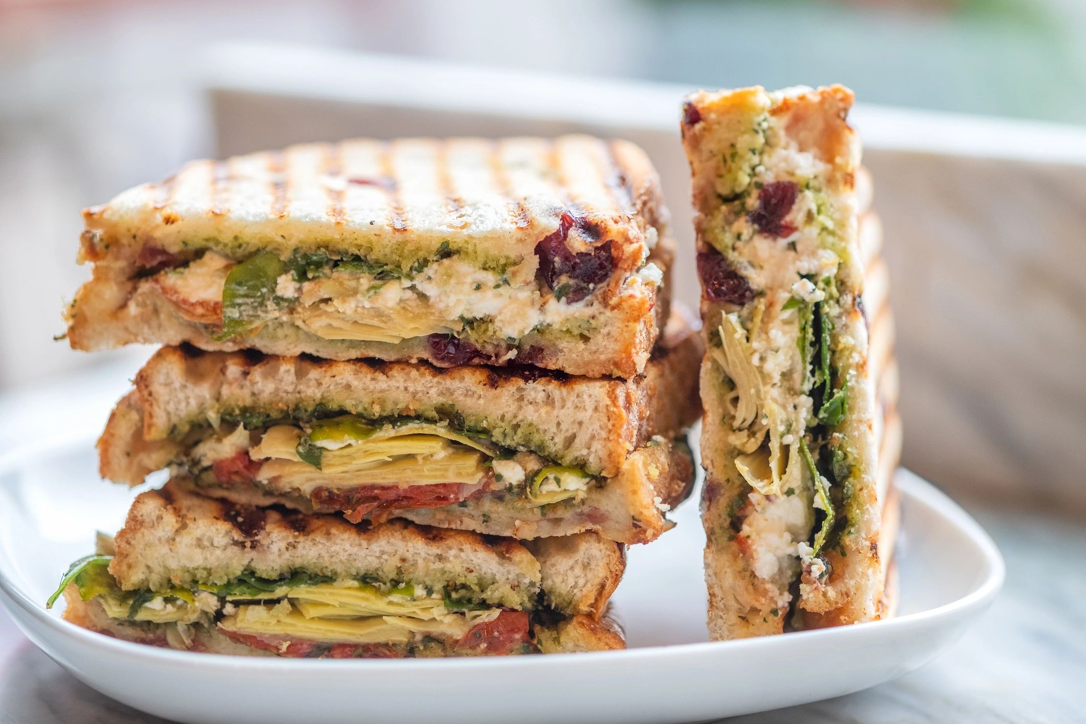 Sandwichs grillés garnis de légumes et fromage.