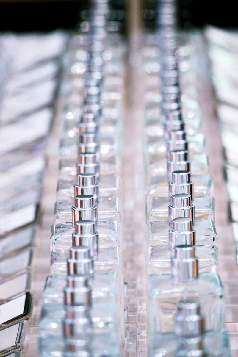 Perfume bottle for testers and sprays for scent recognition and Sensibility