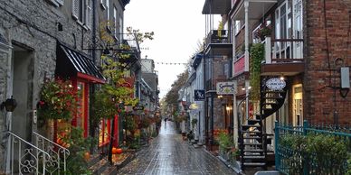 Rue du Vieux-Québec avec commerces et bâtiments historiques.