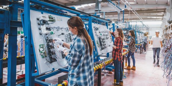 Elektronik devrelerin montajını yapan kadın işçiler.
