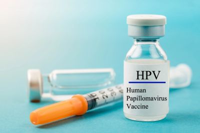 HPV aşı şişesi ve enjektör.