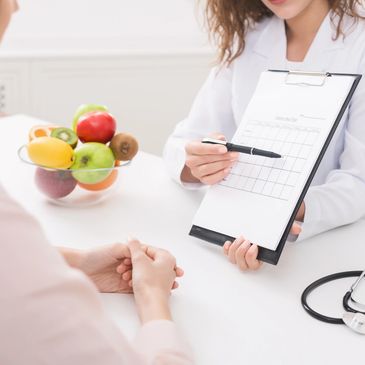 Online weight loss coach explaining weight loss strategy