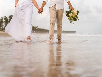 Intimate beach wedding celebrant Tannum Sands