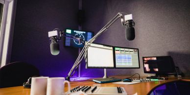 Estudio de grabación con micrófonos y pantalla.