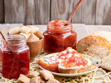 Desayuno con mermelada y pan.