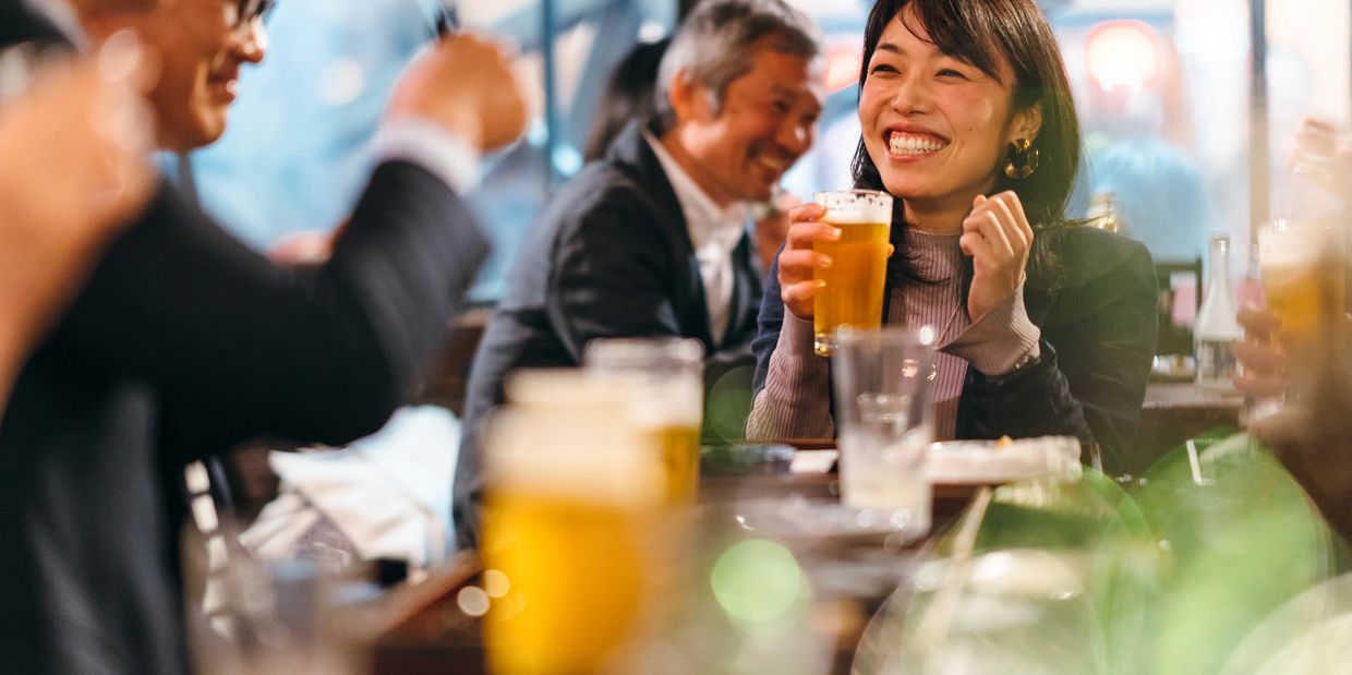 年轻人在酒吧欢笑喝啤酒。