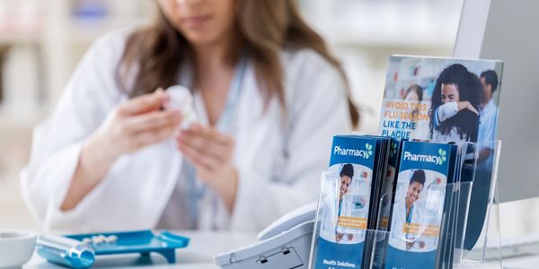 Faltflyer im Prospektständer – professioneller Druck für Apotheken & Gesundheitswesen, Beispiel für Flyerdesign von KMT Druckwelt.