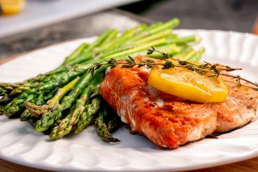 Grilled salmon with lemon and asparagus.