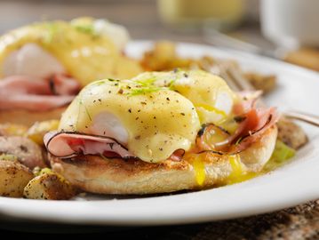Eggs Benedict with ham and hollandaise sauce.