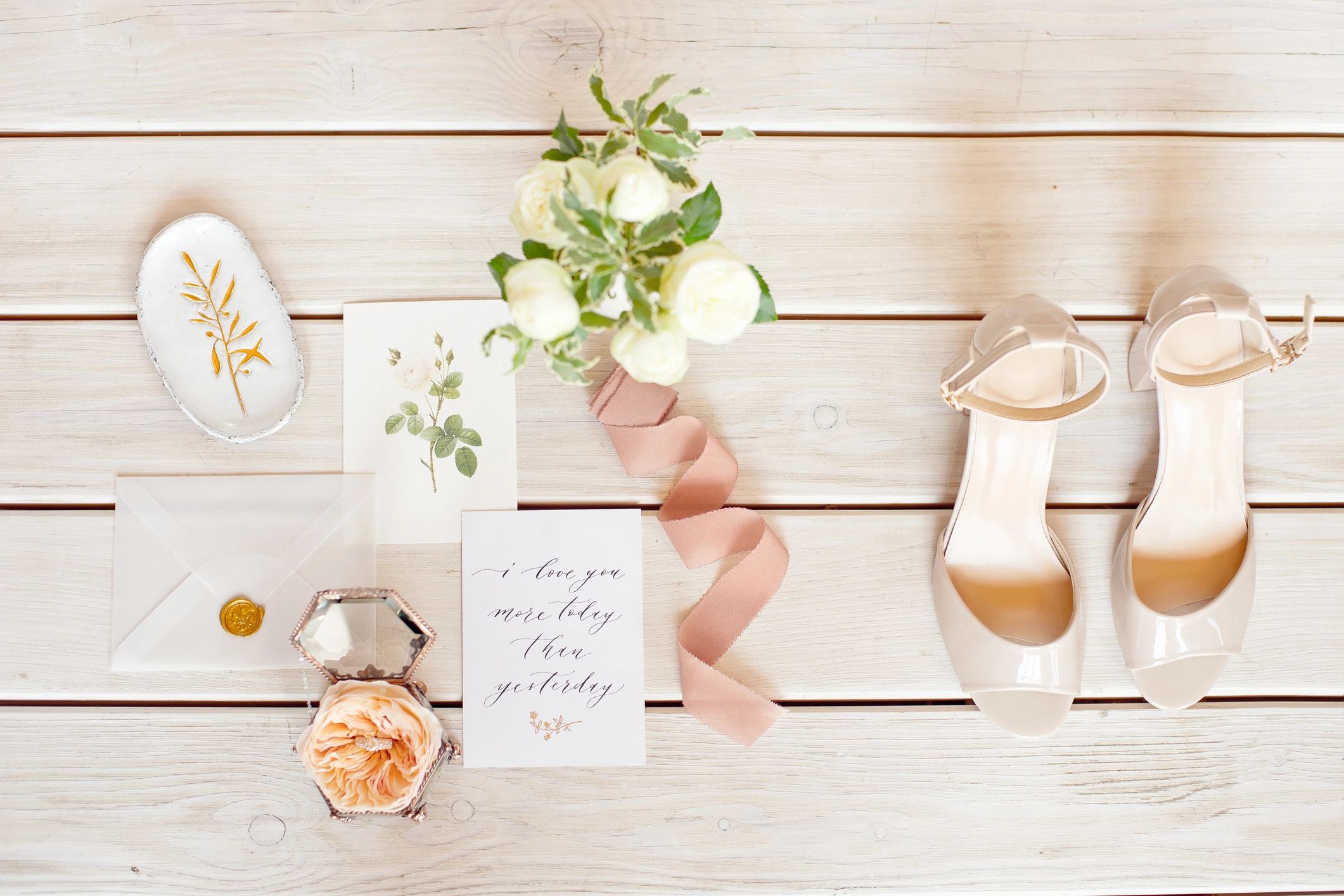 Estilo nupcial elegante con flores, zapatos y detalles románticos.