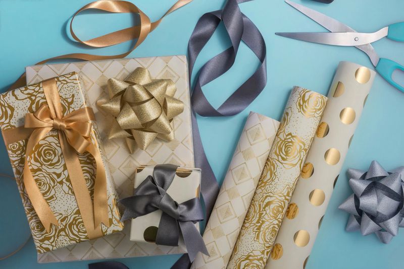 Wapping paper with ribbons
