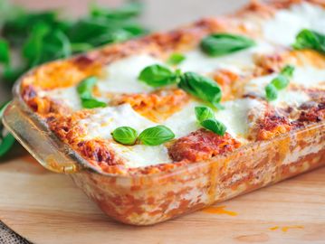 Lasagnes fraîches garnies de basilic.
