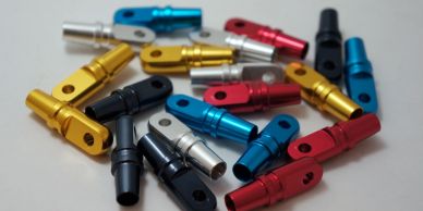 多色金属连接器件。