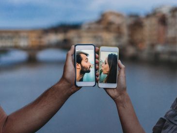 İki telefon ekranında birbirine bakan bir çiftin görüntüsü.