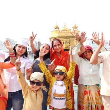 सिख परिवार गोल्डन टेम्पल के सामने खुश माहौल में।