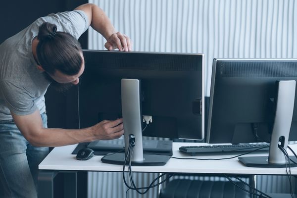 Setting up a computer desk,Multiple Monitors Setup,Workspace design,Workdesk design,Workspace Help