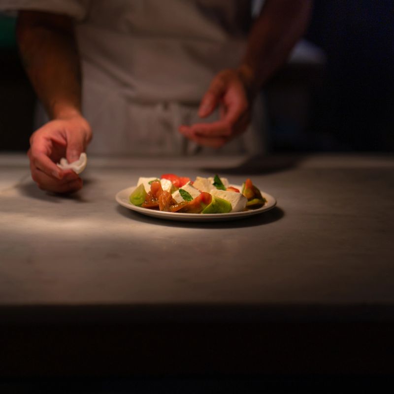 Last touches to a caprese sallad