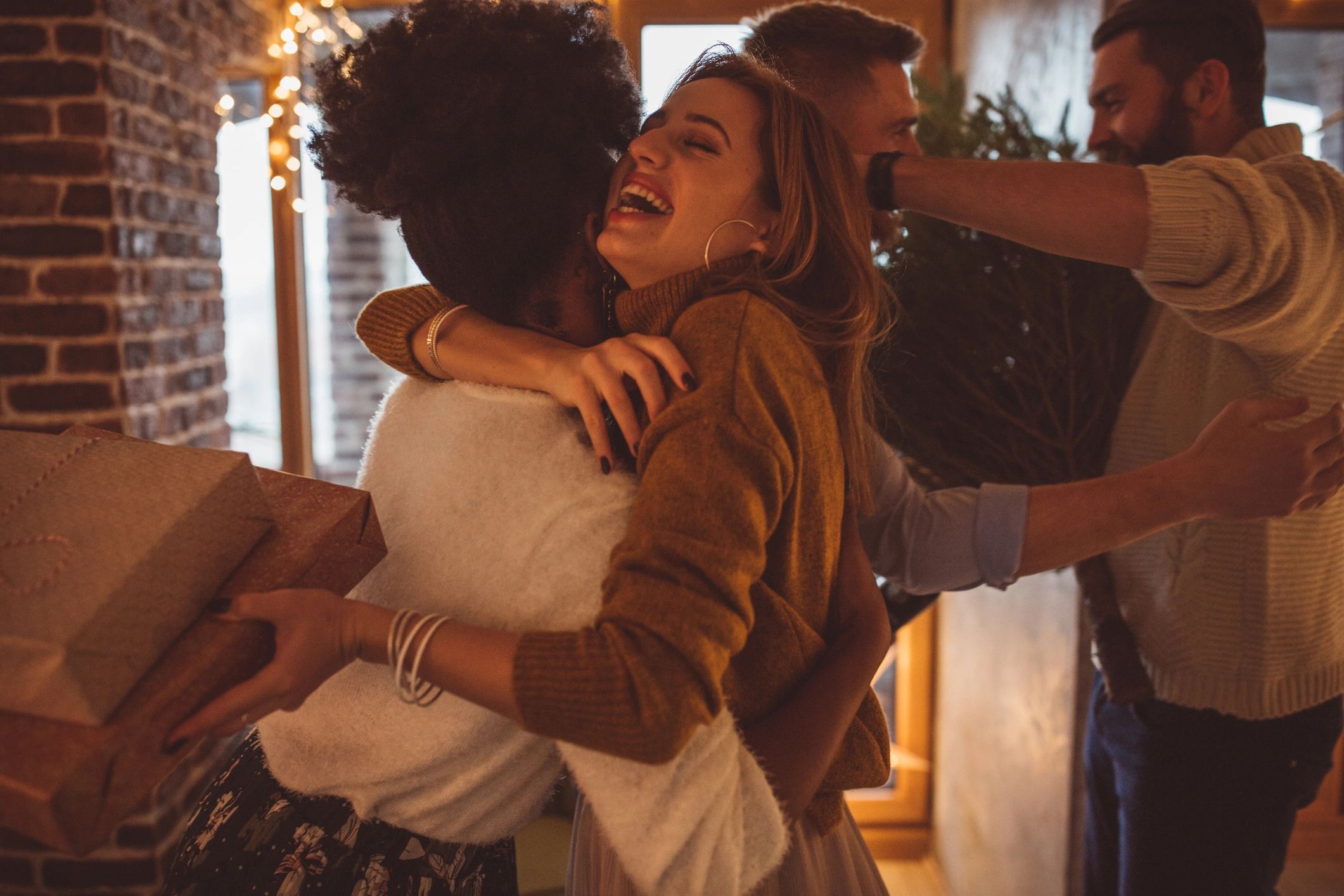 Personas felices abrazándose en una reunión.