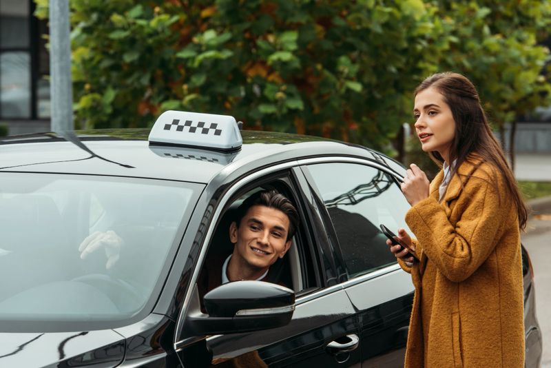 Cliente réservant un taxi Swiss Taxi Nyon via smartphone, service disponible 24h/24 et 7j/7 à Nyon