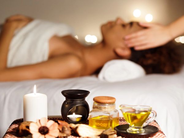 Our face and head massages combine therapeutic relief with deep relaxation, easing tension, promoting lymphatic drainage, and improving skin health. This rejuvenating treatment is included in our focused neck and shoulder massage, as well as all 60-minute and 90-minute massage sessions. Come for a spa day with red light therapy or enjoy it as the perfect complement to your chiropractic care.