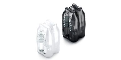Dos carcasas protectoras para dispositivos electrónicos, una blanca y otra negra.