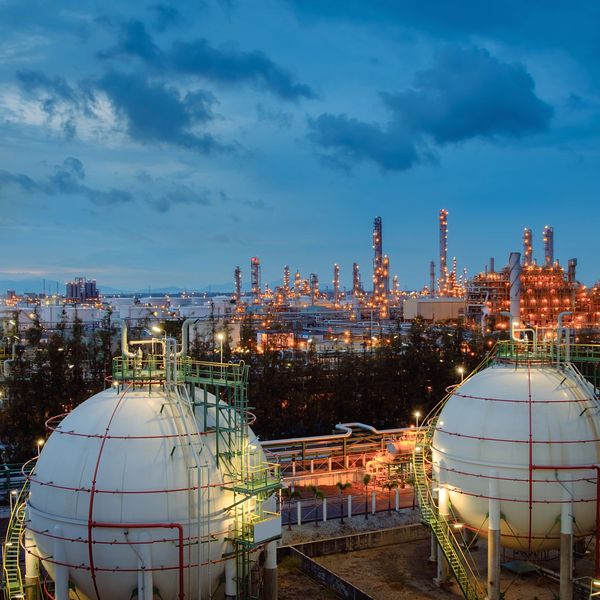 Field of hydrocarbon storage tanks