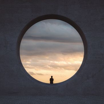 Hombre sentado mirando el cielo en una fotografía escultural circular. 
