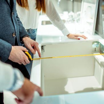  man measuring kitchen utensils