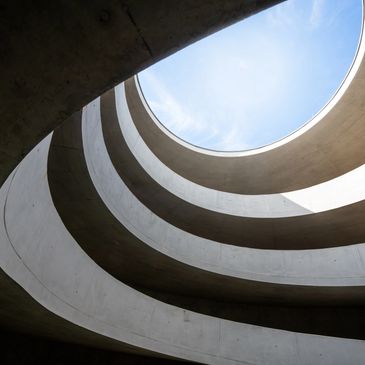 patrones arquitectónicos en color crema que destaca por su belleza y balance. 