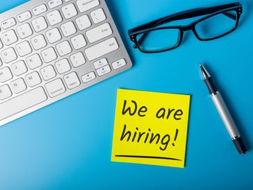 Annonce de recrutement sur fond créatif, pour attirer l’attention des bons profils.