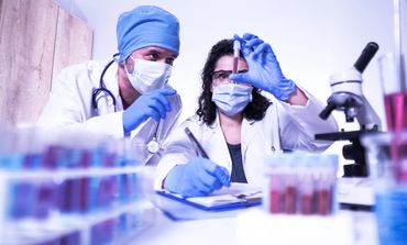 CP Grupo de personas analizando y evaluando riesgos laborales