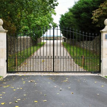 Portón negro de hierro en entrada privada.