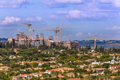 Grue de construction sur un chantier urbain.