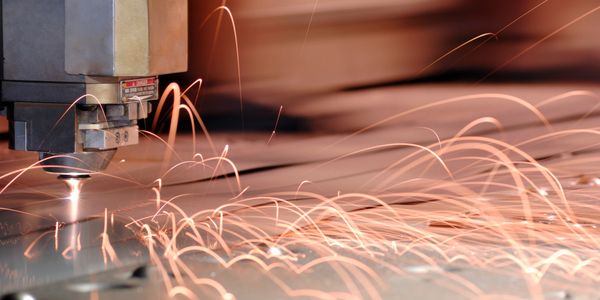 12 kW fiber lazer ile sac kesimi yapılırken oluşan geniş açı kıvılcım görüntüsü – Akçay Lazer