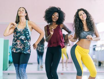 Tres mujeres bailando en un estudio.