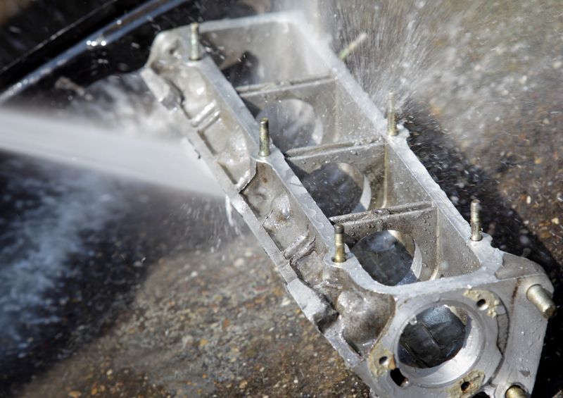 Cleaning of camshaft holder with sprayed water
