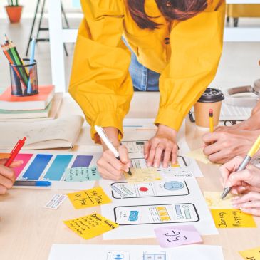 Personnes travaillant sur la conception d'une application mobile.