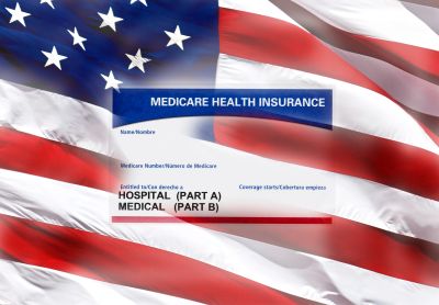 Tarjeta de seguro de salud Medicare con bandera de Estados Unidos de fondo.