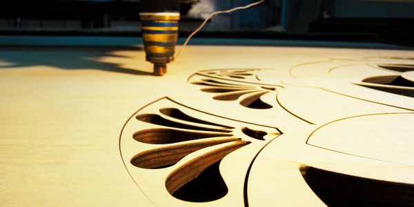 Gravação e corte a laser de alta precisão em diversos materiais para empresas