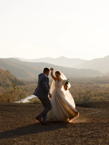 Les mariés dans une danse nuptiale  au sein d'un décor grandiose 