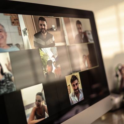 Pantalla con videollamada de varias personas sonriendo y conversando.